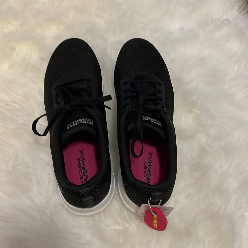 NWOB Womens Size 9 Go Walk Sketchers.